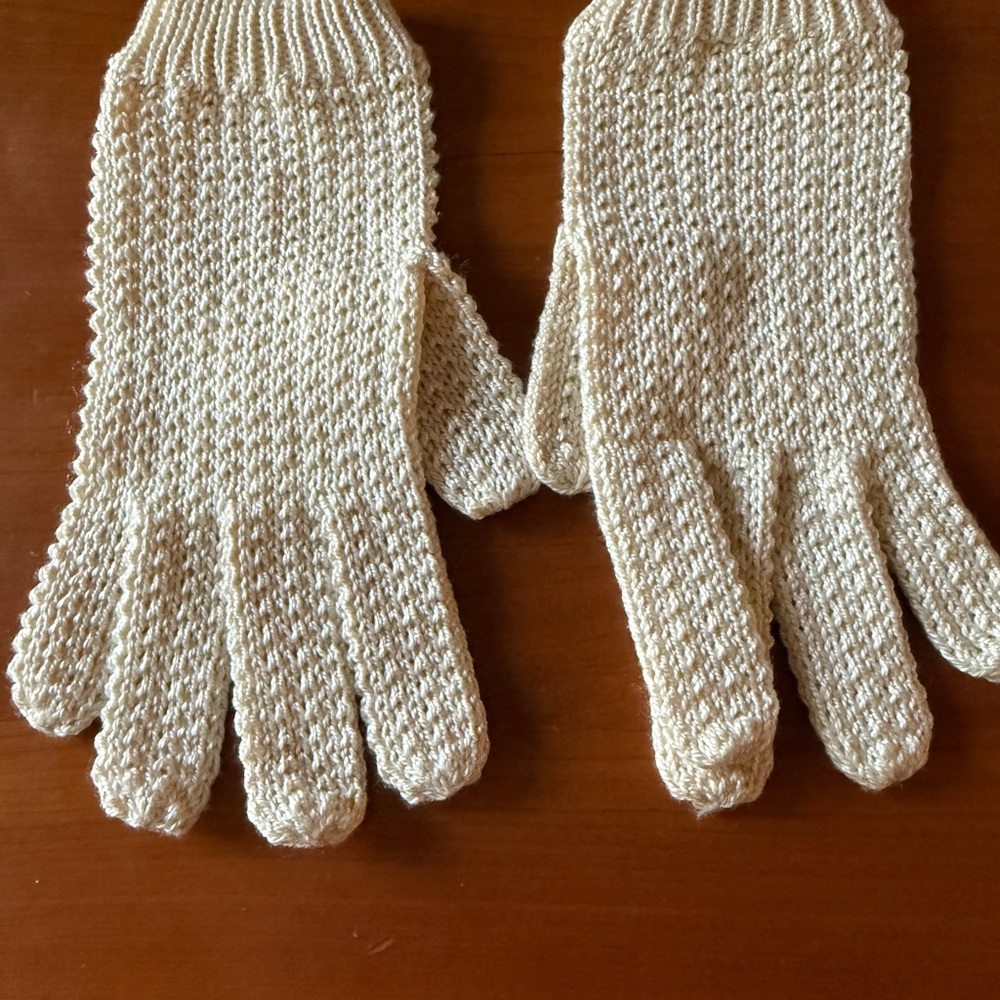 Vintage Cream Knit Gloves, possibly 1940’s. Approx size Small